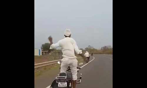 Video: Màn thể hiện của “dị nhân” trên xe máy đang chạy tốc độ cao