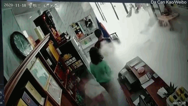 Video: Cả nhà hàng bị nhấn chìm trong biển lửa