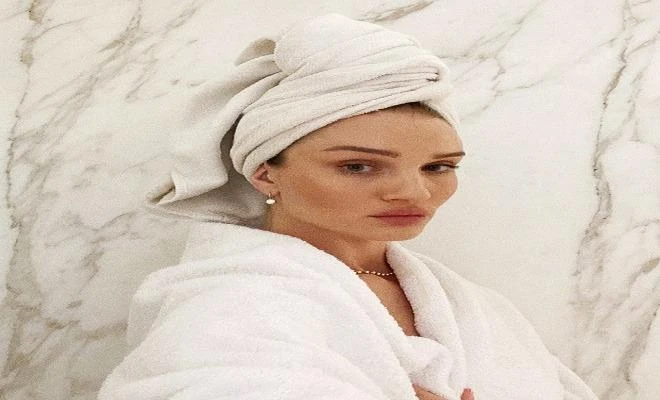 Siêu mẫu Rosie Huntington-Whiteley tiết lộ bí quyết trị mụn