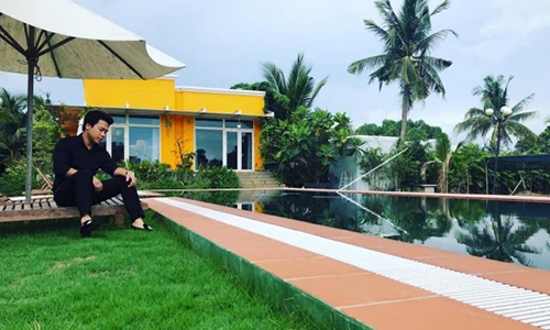 Video: Ngắm biệt thự rộng thẳng cánh cò bay của bạn trai Hòa Minzy