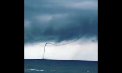 Video: Vòi rồng cao hàng trăm mét trên biển