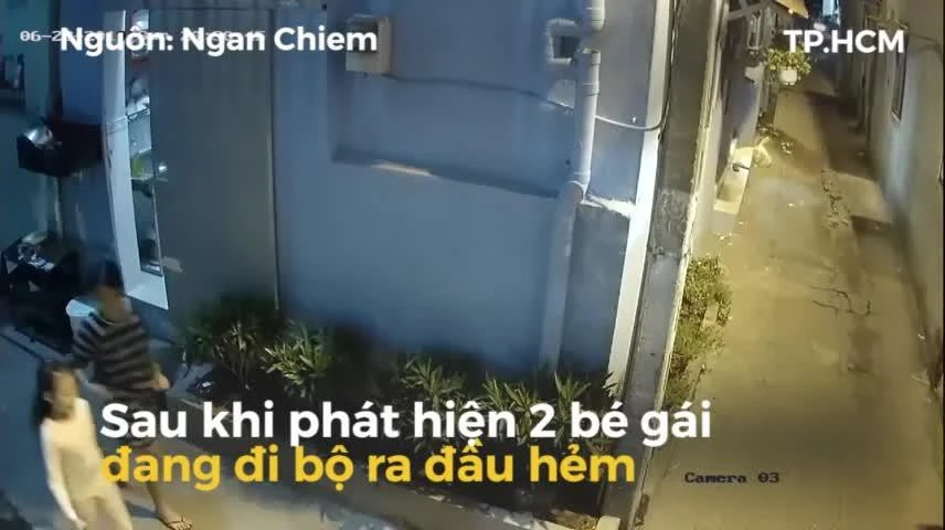 Video: Thanh niên giở trò đồi bại với bé gái trong hẻm nhỏ