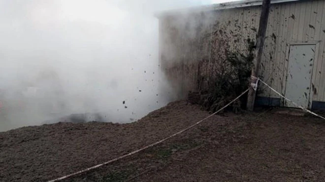 Video: Hố bùn sôi sục bất ngờ xuất hiện tại sân sau nhà ở New Zealand