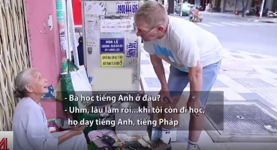 Video: Gặp cụ bà 75 tuổi bán bánh mỳ lề đường nói tiếng Anh như gió