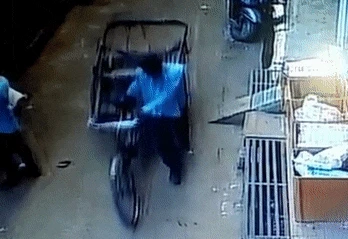 Video: Ngã từ tầng 2, cậu bé 3 tuổi thoát chết nhờ rơi vào xe kéo