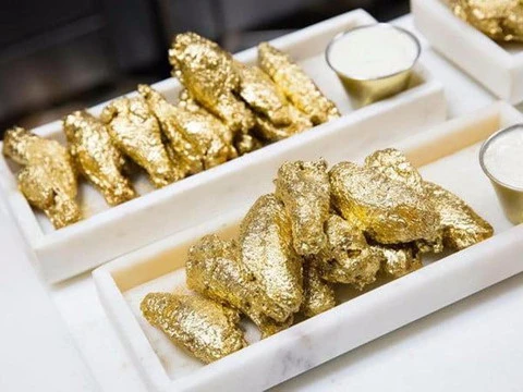 Video: Đẳng cấp cánh gà dát vàng 1.000 USD làm môi người ăn lấp lánh