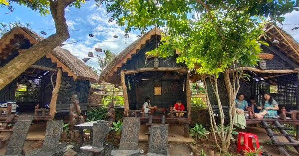 Quán cà phê nhà sàn thu hút giới trẻ phố núi