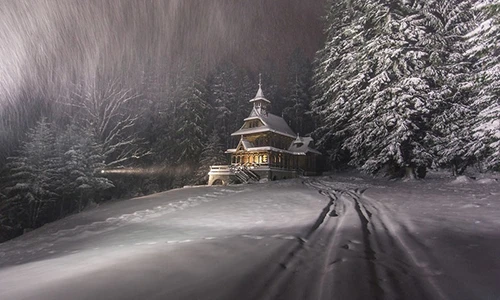 Những ngôi nhà tuyết phủ như chốn tiên cảnh trên đỉnh núi ở Ba Lan