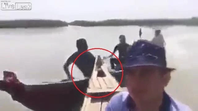 Video: Quay clip tự sướng khi đi thuyền máy trên sông và kết thảm khốc