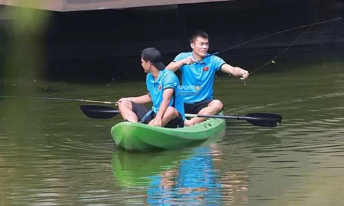 Video: Cầu thủ Olympic Việt Nam câu cá trước trận tranh HCĐ ASIAD 18