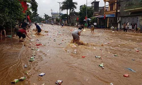 Video: Lũ cuốn kho hàng siêu thị ở Sơn La, người dân lao ra vớt