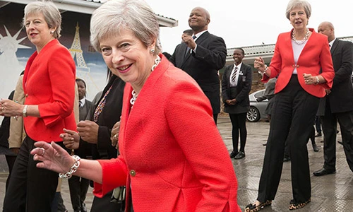 Video: Phút hiếm hoi Thủ tướng Anh Theresa May nhảy như học sinh cấp 3