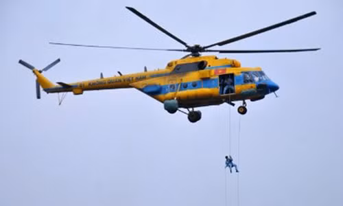 Video: Cứu hộ máy bay rơi, trực thăng thả dây cứu phi công gặp nạn