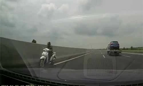 Video: Tá hỏa xe máy đi ngược chiều trên cao tốc Hà Nội-Hải Phòng