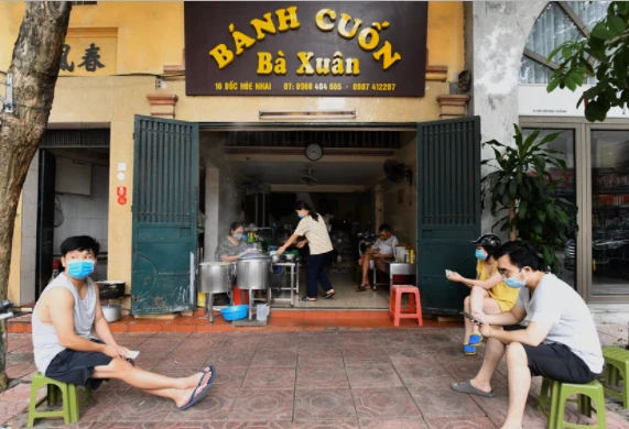 Hàng bánh cuốn nổi tiếng bán hơn 100 suất mang về mỗi ngày