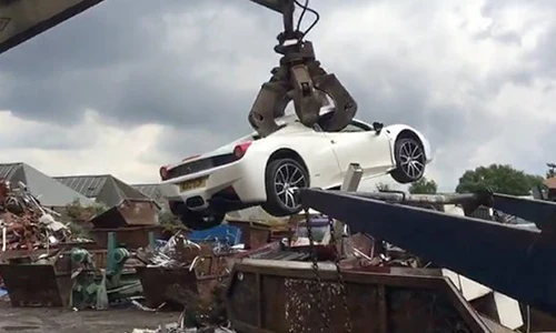 Video: Siêu xe tiền tỷ bị nghiền nát vì... thiếu giấy tờ