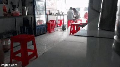 Video: Xúc động con đút từng muỗng bún, dỗ dành cha già ăn thêm