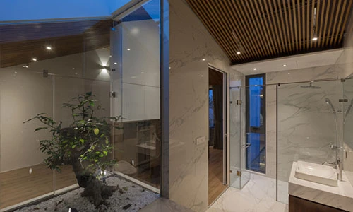 Cải tạo đẹp xuất sắc, căn nhà Hà Nội nổi bần bật trên báo Tây