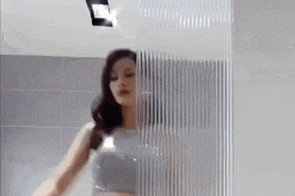 Dong Nhi len chi de di.. do rac, nhung dan tinh chi dan mat vao eo