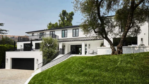 Nữ ca sĩ Rihanna mua biệt thự 13,8 triệu USD