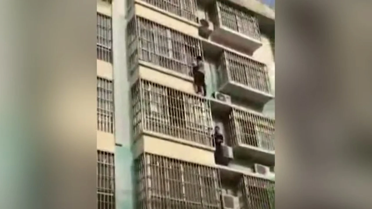 Video: Giải cứu bé trai treo lơ lửng ở tầng 4 chung cư