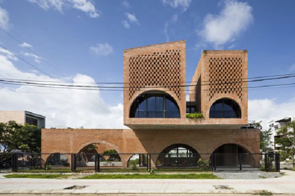 Ngôi nhà gạch thô đẹp lạ lấy cảm hứng từ chiếc đồng hồ Cuckoo