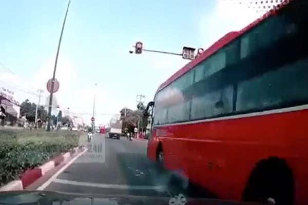 Video: Xe khách gây tai nạn rồi bỏ chạy