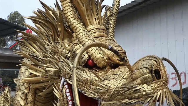 Video: Người đàn ông biến lốp xe cũ thành rồng vàng