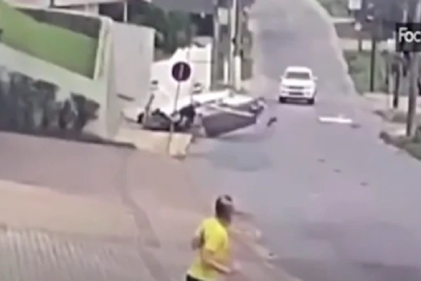 Video: Máy bay rơi xuống khu phố đông đúc ở Brazil