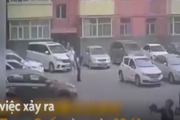 Video: Người đàn ông dùng tay không ôm trọn cô gái nhảy lầu tự tử