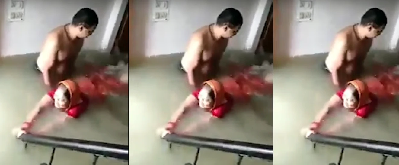 Video: Tranh thủ mưa ngập nhà, chồng dạy vợ tập bơi ở Ấn Độ