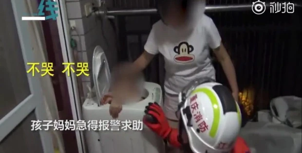 Video: Giải cứu bé trai 3 tuổi chui vào máy giặt để làm phi hành gia