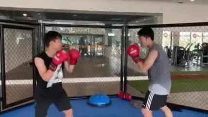 Video: Xuân Trường cho Minh Vương 'ăn đòn' khi so găng