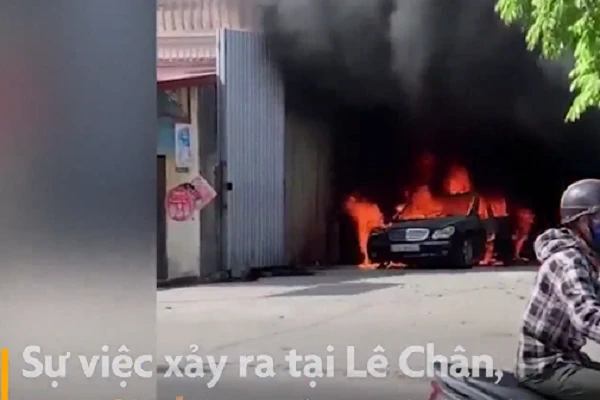 Video: Mercedes nổ lớn rồi bất ngờ bốc cháy dữ dội