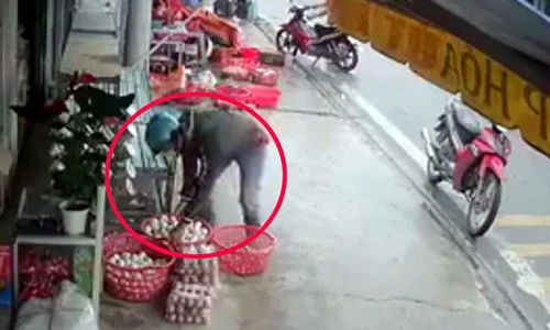 Video: Thanh niên dừng xe và hành động không ngờ với rổ trứng