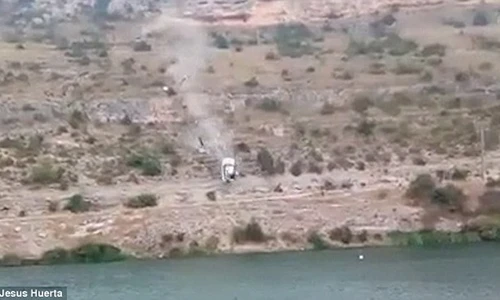 Video: Hãi hùng cảnh chiếc Land Rover lăn xuống hồ như quả bóng ở TBN