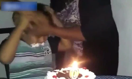 Video: Cậu bé bị lửa đốt cháy tóc vì vội ăn bánh sinh nhật hút triệu view