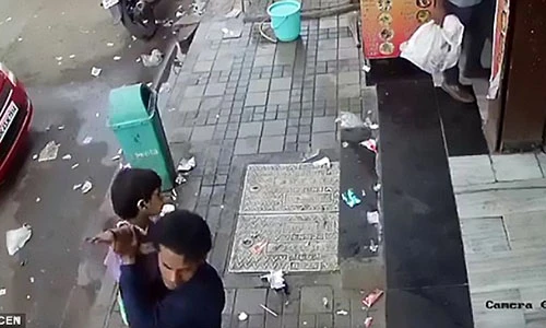 Video: Cảnh bắt cóc bé gái Ấn Độ cực nhanh ngay trước cửa nhà