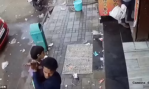 Video: Cảnh bắt cóc bé gái Ấn Độ cực nhanh ngay trước cửa nhà