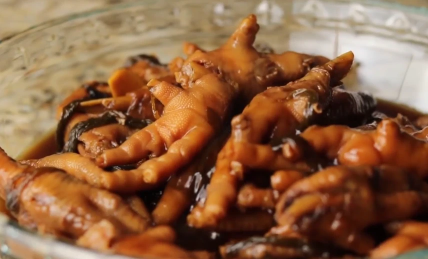 Video: Chế biến đặc sản chân gà Adidas của Philippines