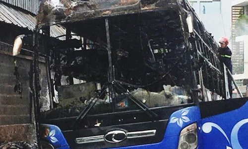 Video: Xe khách cháy ngùn ngụt ở TP HCM khiến nhiều người hoảng loạn