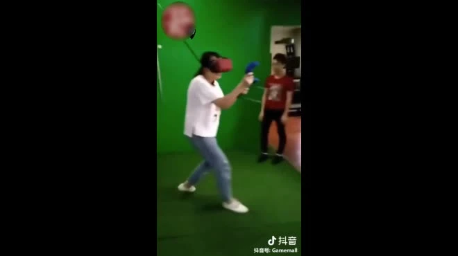 Video: Chị em sẽ ra sao khi đeo kính thực tế ảo?