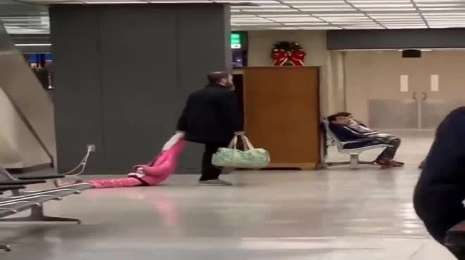 Video: Ngỡ ngàng cảnh bố thờ ơ túm mũ, lôi con xềnh xệch ở sân bay