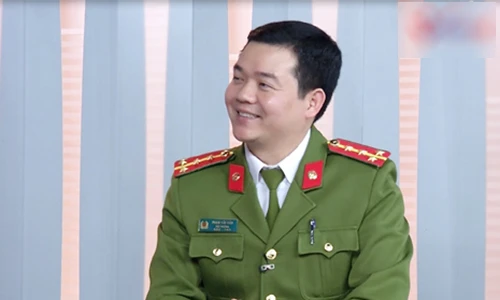 Video: Cảnh sát hình sự tung chiêu để vợ hết giận