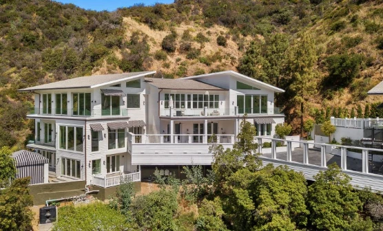 Căn biệt thự 12,8 triệu USD được rapper gốc Việt thuê sống