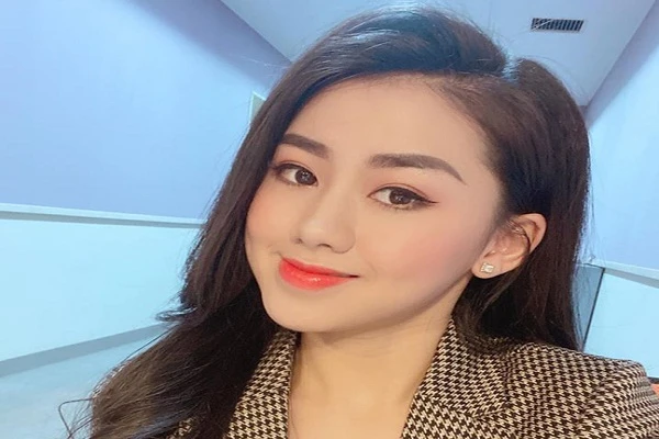 Ảnh đời thường gợi cảm khác hẳn khi lên sóng của nữ MC VTV