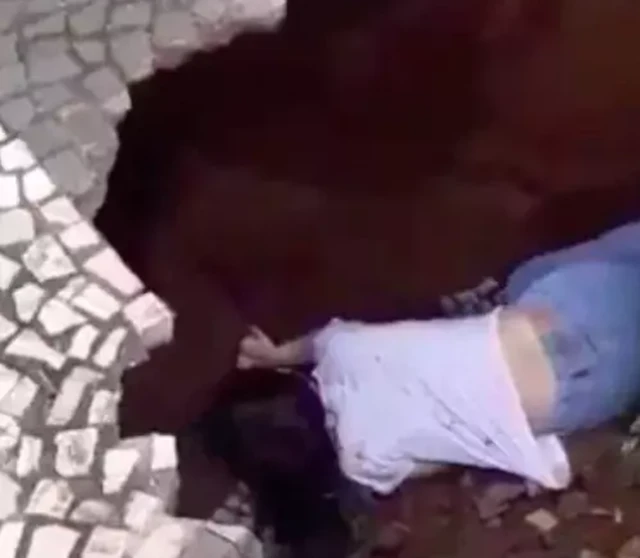 Video: Cô gái trẻ bị hố tử thần nuốt chửng