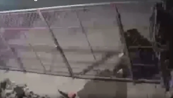 Video : Kẻ bịt mặt phóng hỏa đốt nhà