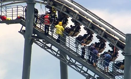 Video: Giải cứu du khách mắc kẹt trên tàu lượn siêu tốc, đầu chúi xuống đất