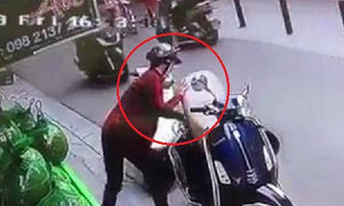 Video: "Nữ quái" phá khóa cốp xe Vespa, trộm đồ nhanh như cắt
